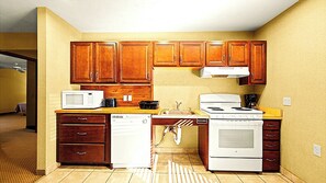 Basic Condo, Roll-in Shower, Kitchen | Private kitchen | Full-size fridge, microwave, oven, stovetop - Westwood at Split Rock (Lake Harmony)