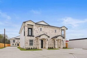 Exterior - New Gated 2BR Near Medical Center, NRG & Downtown (Houston)
