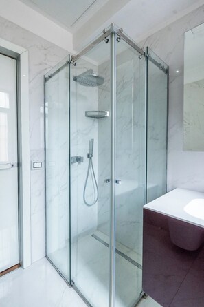 Dusche, Haartrockner, Bidet, Handtücher
