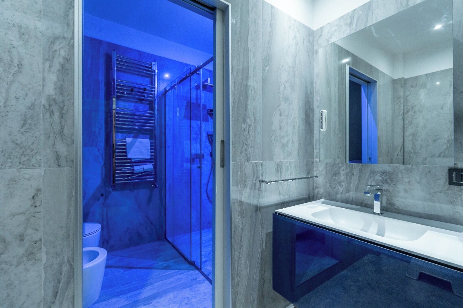 Doccia, set di cortesia gratuito, asciugacapelli, bidet