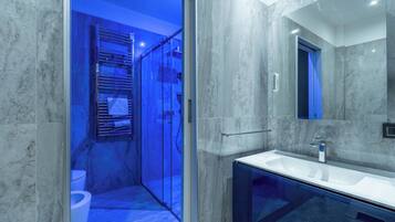 Doccia, set di cortesia gratuito, asciugacapelli, bidet