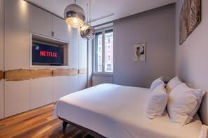 Planxa i posts de planxar, wifi gratuïta i roba de llit 