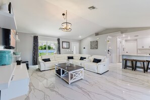 Smart TV - 
Coral Oasis Villa – Your Private Poolside Retreat in Cape Coral (Cape Coral)