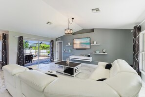 Smart TV - 
Coral Oasis Villa – Your Private Poolside Retreat in Cape Coral (Cape Coral)
