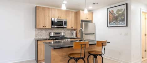 Een koelkast, een microgolfoven, een oven, een kookplaat