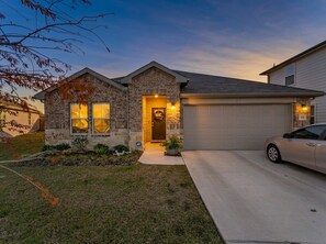 Exterior - Lovely 3-bedroom house with AC in tranquil Kyle (Kyle)