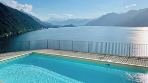 A swimming pool with a view of a lake and mountains. - Residence degli Oleandri - APP. A1 (Argegno)