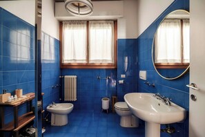 Shower, hair dryer, towels - Villa Fisogni - La Sonnambula (Moltrasio)