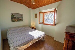 Cuna de viaje, wifi gratis y ropa de cama 