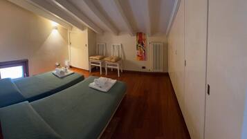 2 chambres, lit parapluie, draps fournis