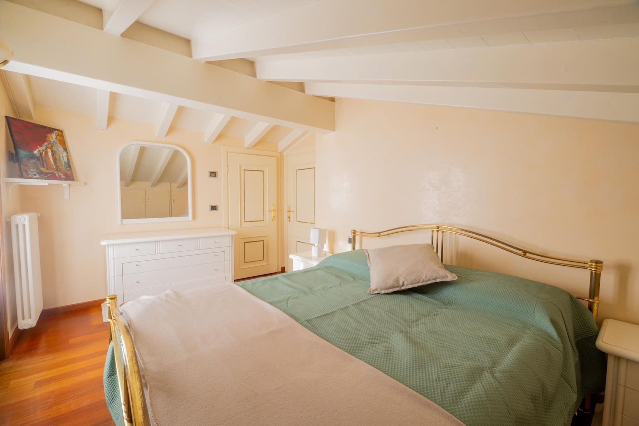 2 bedrooms, travel crib, bed sheets