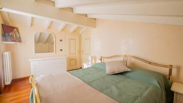 2 bedrooms, travel crib, bed sheets