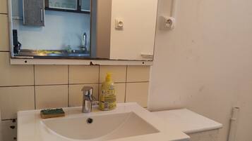 Sèche-cheveux, serviettes fournies, savon, papier toilette