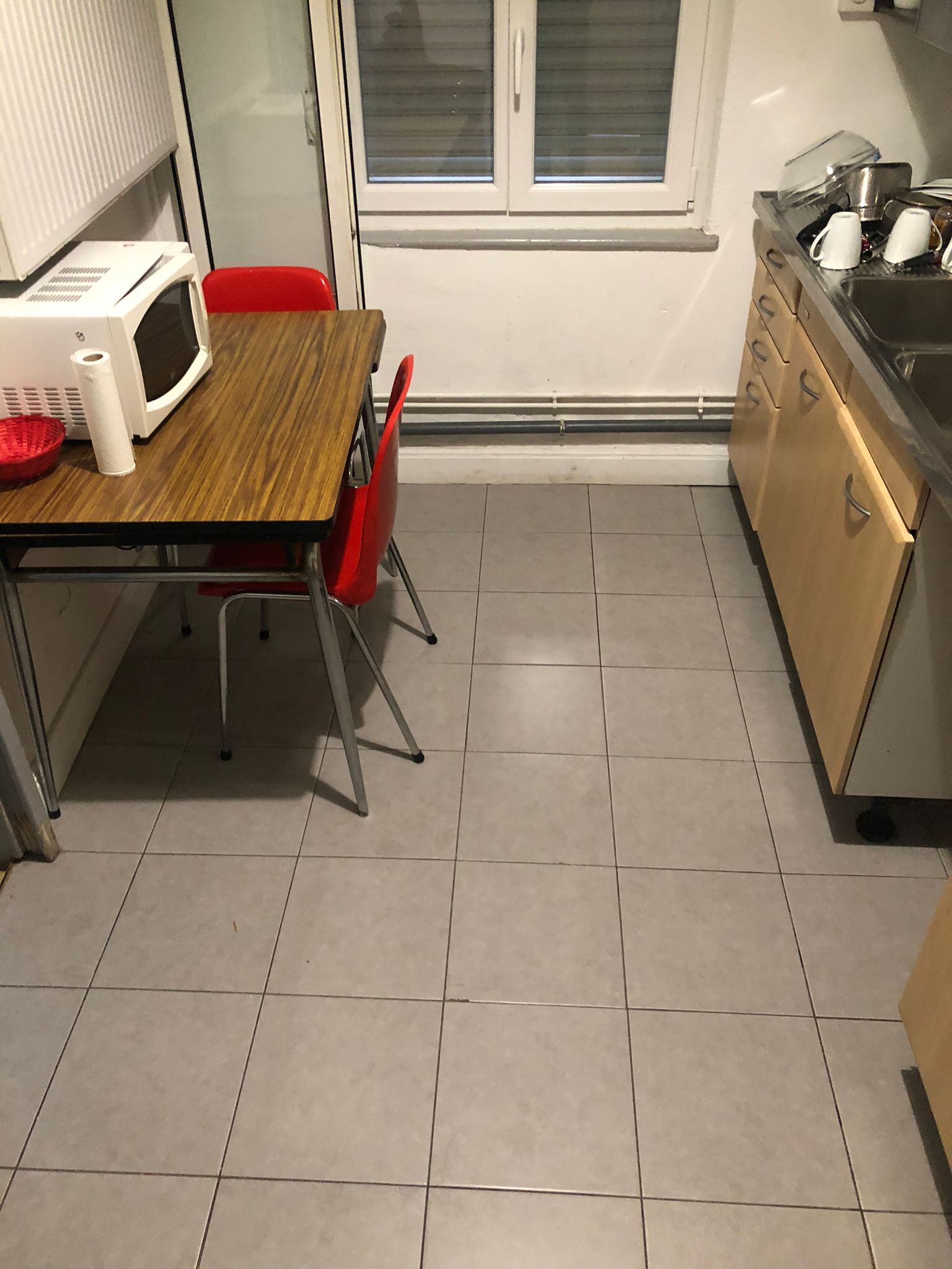 Réfrigérateur, micro-ondes, plaque de cuisson, cafetière/bouilloire