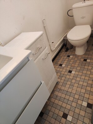 Haartrockner, Handtücher, Seife, Toilettenpapier
