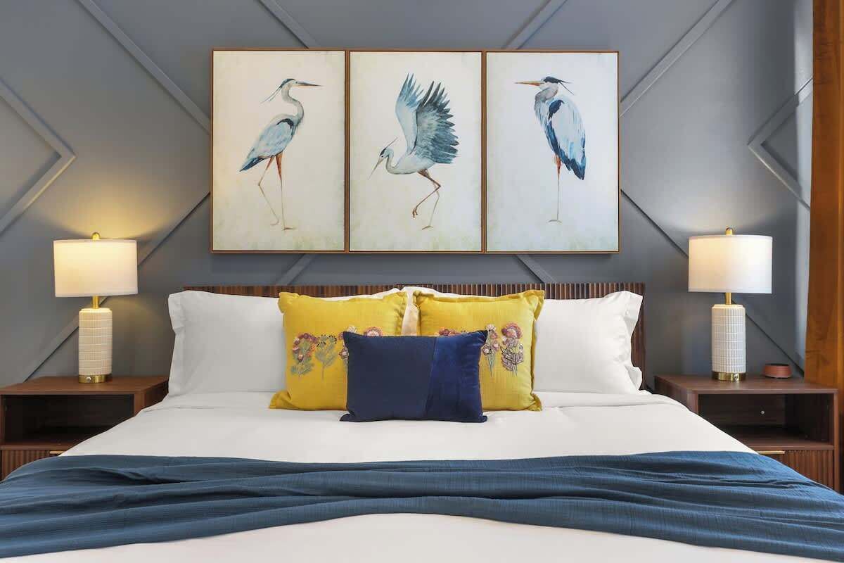 Bureau, fer et planche à repasser, lit parapluie, Wi-Fi