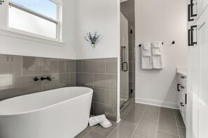 Shower, hair dryer, towels, shampoo - New! Spacious Uptown HangOut - 3 Bed, 3 Bath (New Orleans)