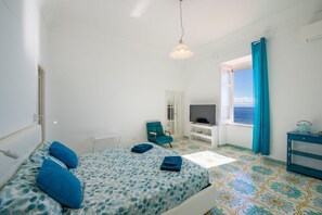 Iron/ironing board, travel crib, free WiFi, bed sheets - Maison Turquoise sea view - Amalfi Coast (Praiano)