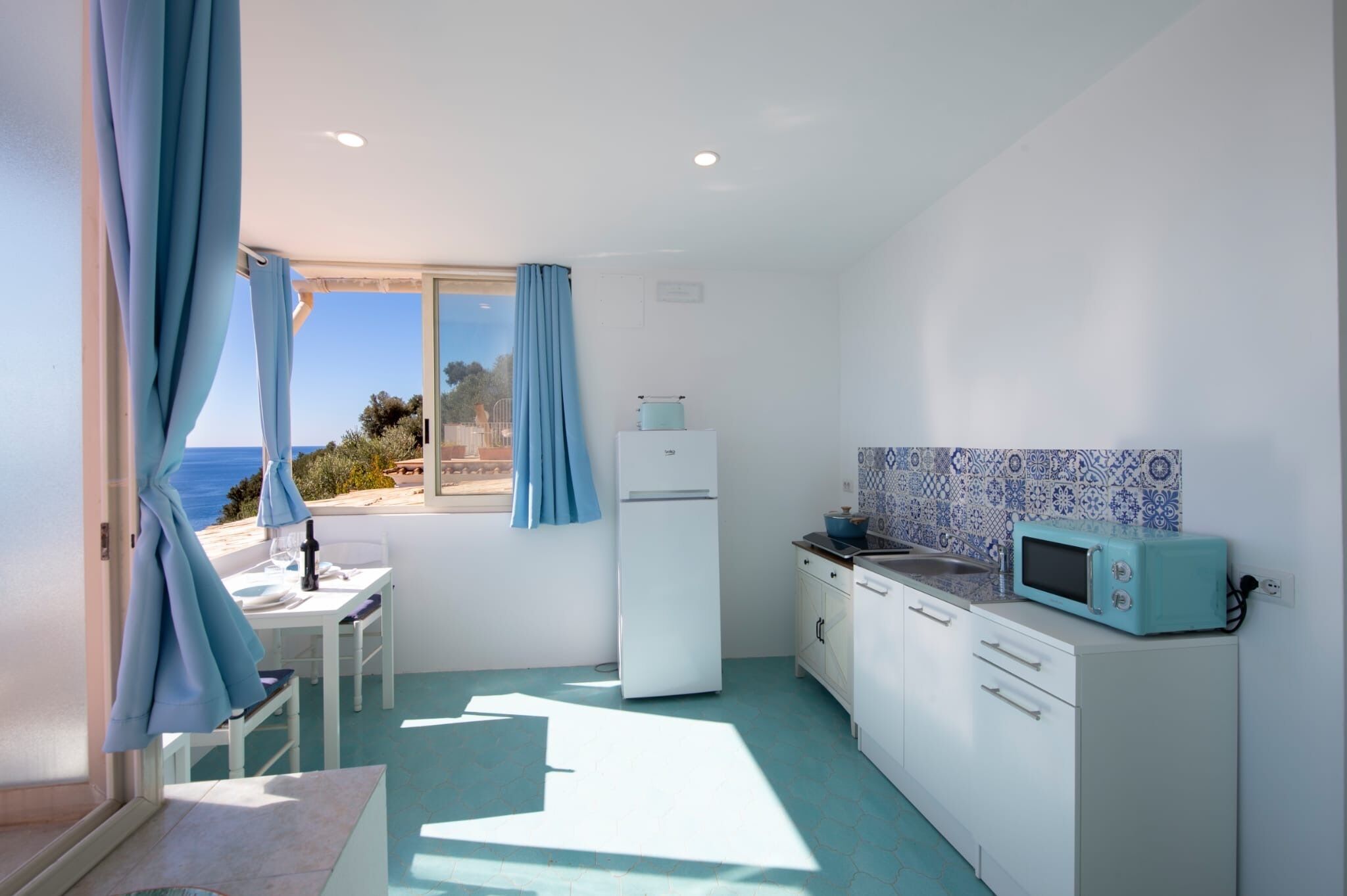 Kylskåp, mikrovågsugn, spishäll och kaffe- och tebryggare