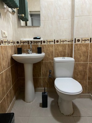 Combined shower/tub, towels, soap, shampoo - Şahin Otel (Biga)