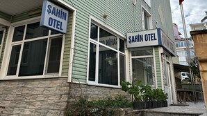 A building with a sign reading "SAHIN OTEL" indicating a hotel. - Şahin Otel (Biga)