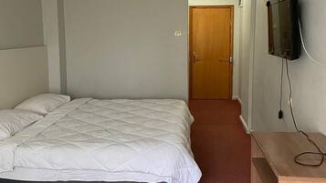 Standard Triple Room, Non Smoking | Desk, soundproofing
