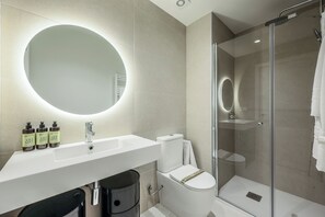 Departamento Deluxe | Baño | Regadera, secadora de cabello, toallas, jabón 
