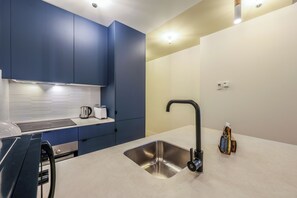 Appartement supérieur | Cuisine privée | Réfrigérateur, four à micro-ondes, un four, surface de cuisson