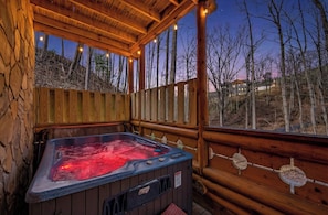Outdoor spa tub - NEW! Fifty Shades Themed-Honeymoon Cabin (Gatlinburg)