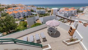 A rooftop terrace with outdoor seating and a view of the sea. - Holiday Home 'Ocean Villa Ericeira' with Sea View, Private Terrace and Wi-Fi (Ericeira)