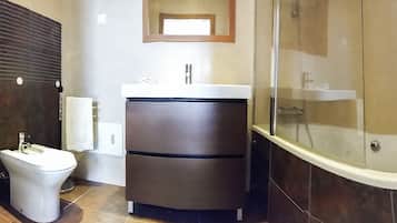 Dusche, Haartrockner, Handtücher