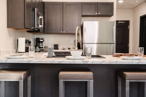 Een koelkast, een magnetron, een oven, een kookplaat