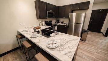 Geladeira, micro-ondas, fogão, cooktop