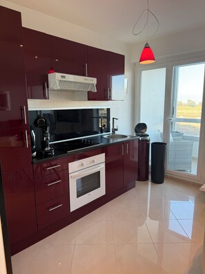Private kitchen - VAELLOO studio opposite marina 200 m from the beach (Courseulles-sur-Mer)