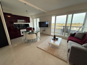 Living area - VAELLOO studio opposite marina 200 m from the beach (Courseulles-sur-Mer)