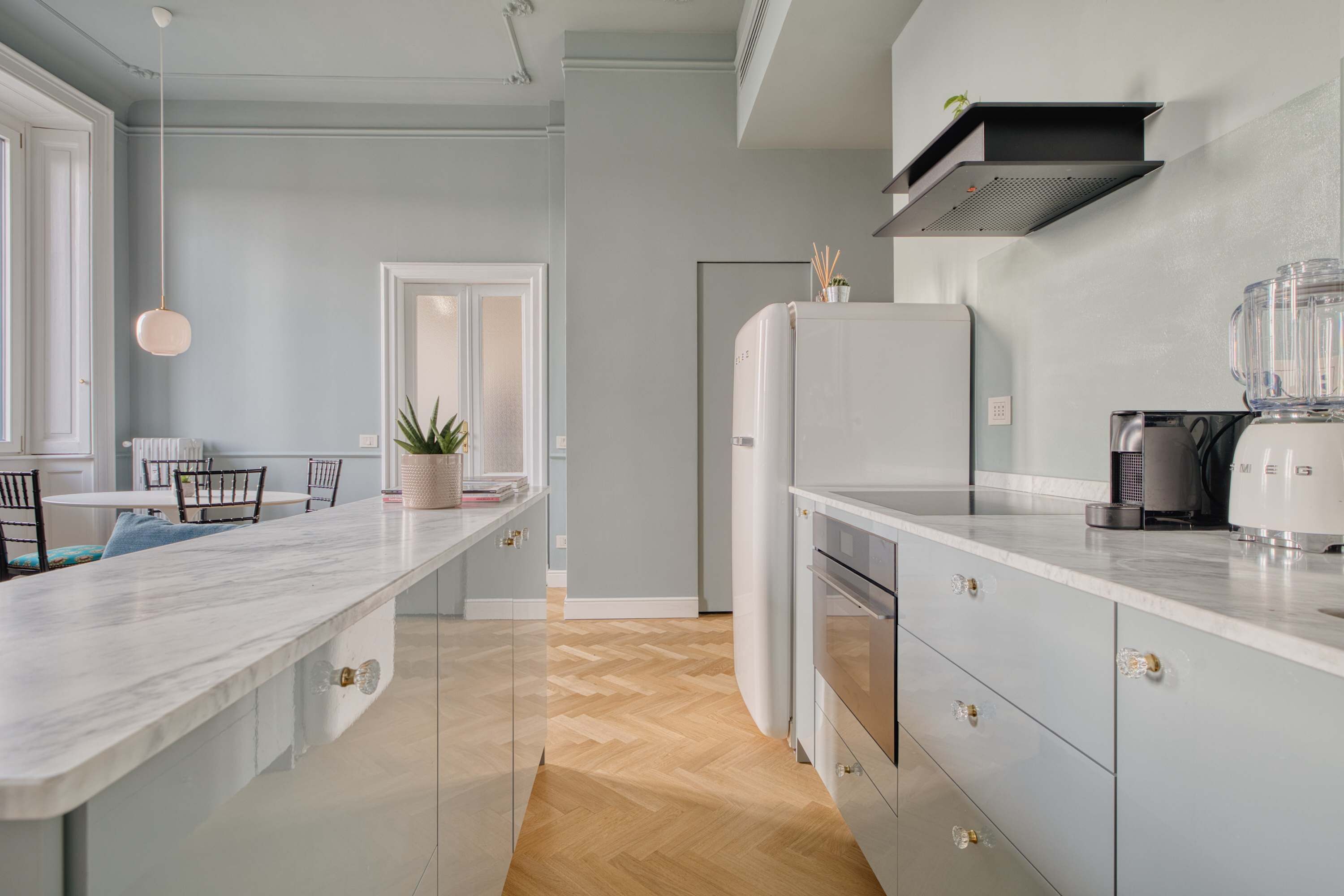 Fridge, oven, stovetop, coffee/tea maker