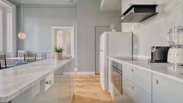 Fridge, oven, stovetop, coffee/tea maker
