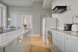 Fridge, oven, stovetop, coffee/tea maker - w*|  Bright 2BR Steps from Arco della Pace (Milano)
