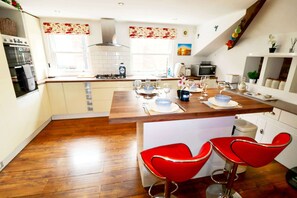Fridge, microwave, oven, stovetop - Luxury Holiday Gateway in a Popular Trendy hotspot (Merseyside)