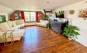 TV, DVD player, offices - Luxury Holiday Gateway in a Popular Trendy hotspot (Merseyside)