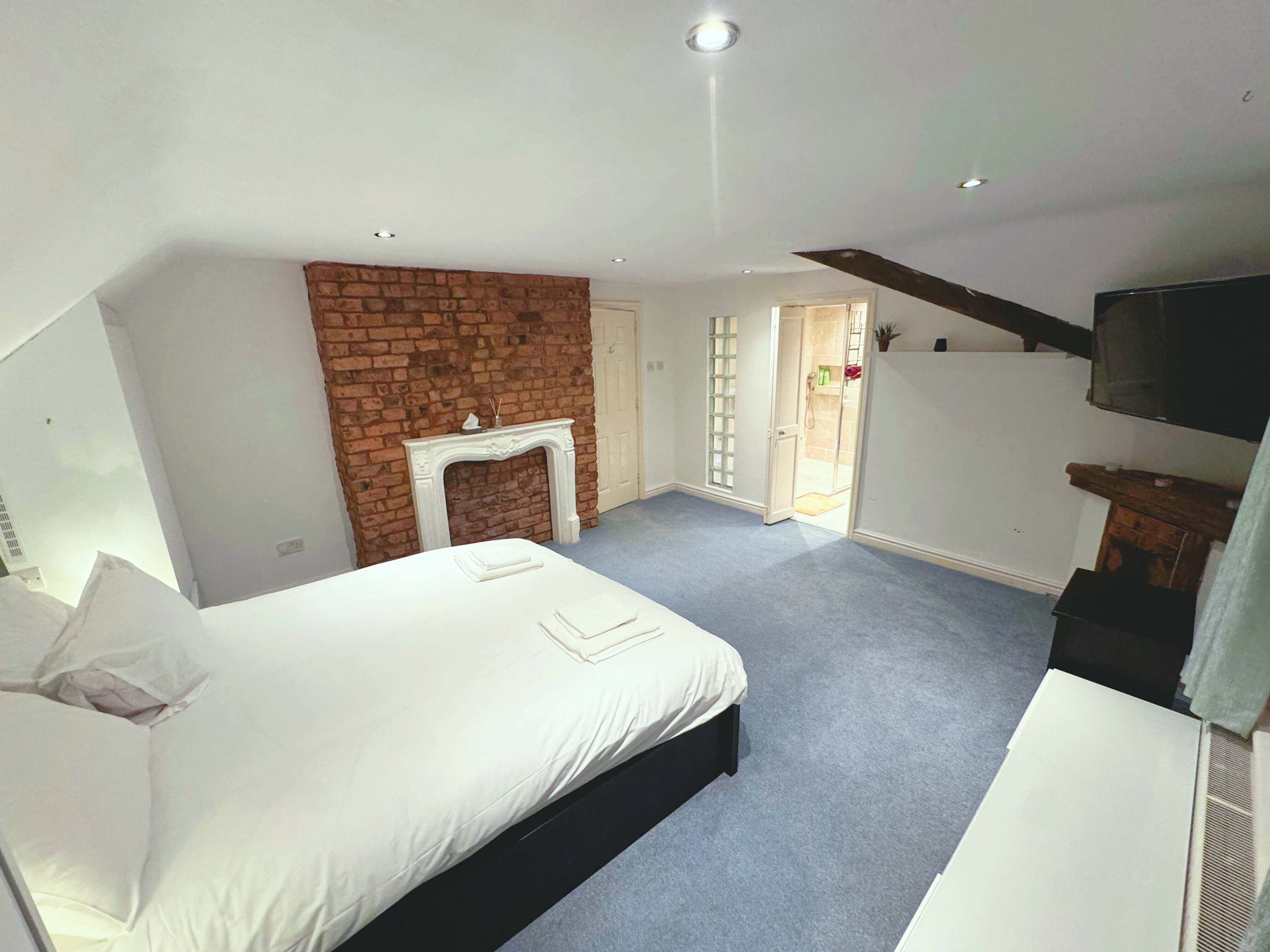 1 多间卧室、熨斗/熨衣板、上网接入、床单