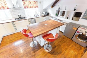 Fridge, microwave, oven, stovetop - Luxury Holiday Gateway in a Popular Trendy hotspot (Merseyside)