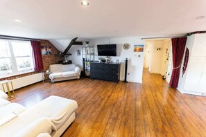 TV, DVD player - Luxury Holiday Gateway in a Popular Trendy hotspot (Merseyside)