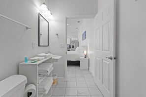 Shower, hair dryer, towels, soap - Villa Del Mare Unit 1 King Suite (St. Augustine)