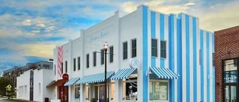 Un edificio blanco con franjas azules y un letrero que dice 'Droppers Tins'.