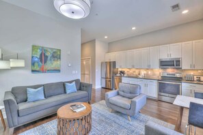TV, offices - 1-BR Studio Condo in 12 South I Unit 203 (Nashville)