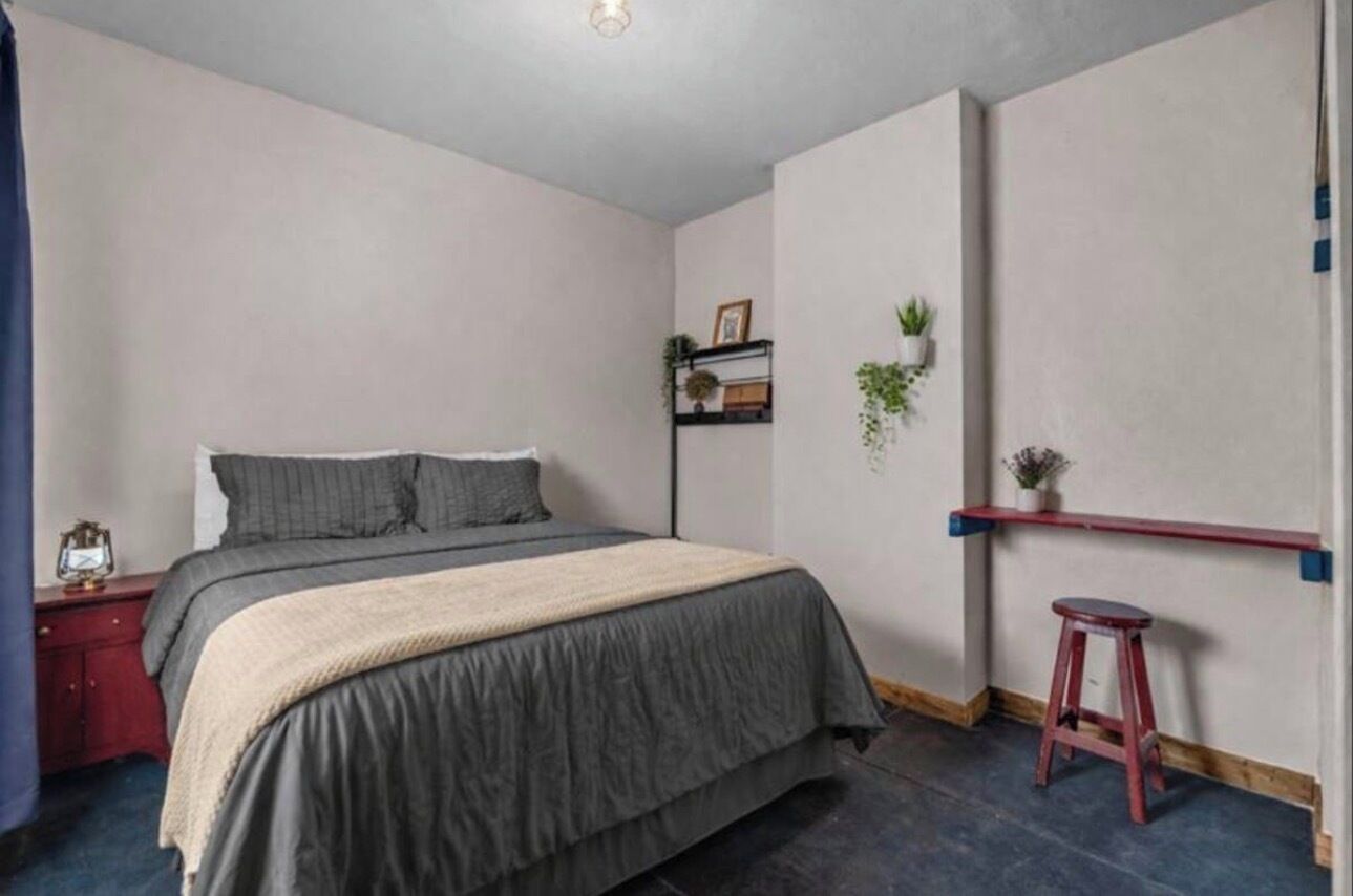 1 多间卧室、上网接入、床单