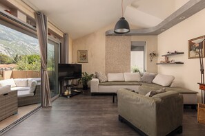 Living area - Lux 3-bedroom Apartment With Sea View 900m from Historic Old Town Centre (Kotor)
