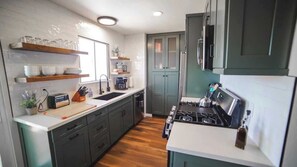 Kaffetrakter/tekoker, kjøleskap, mikrobølgeovn og ovn