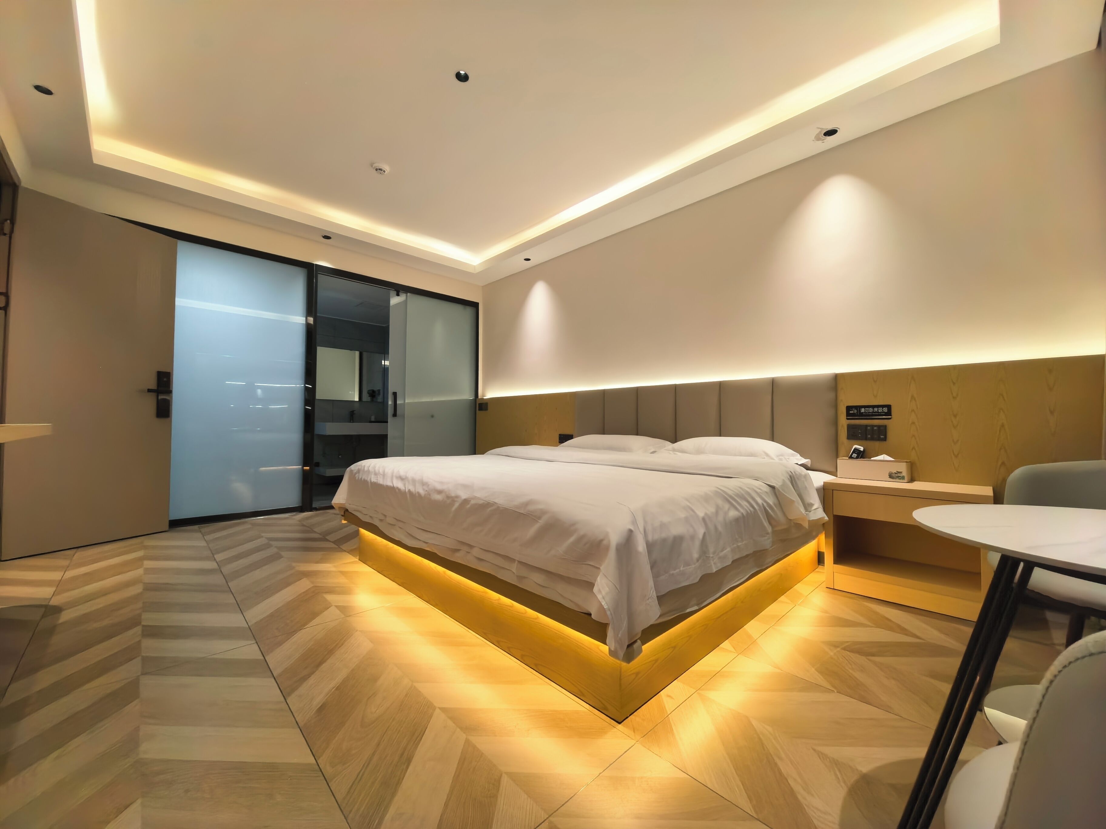 Desk, laptop workspace, free WiFi